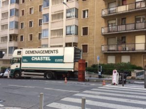 stationnement d'un camion de déménageur professionnel à Marseille 13006