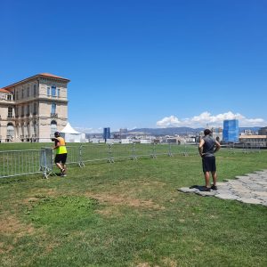 agents de manutention mettant en place des barrières au palais du pharo 13007